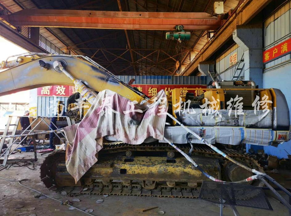 挖掘機(jī)翻新現(xiàn)場